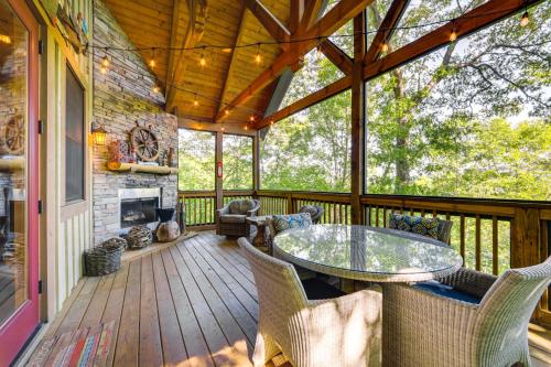 Cozy Bear Lake Cottage Hike, Boat and Unwind! in Tuckasegee, USA
