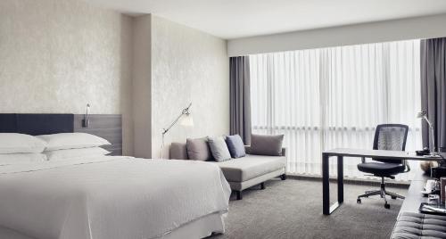 Deluxe King Room - Non-Smoking image 5