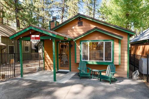 Moonridge Pines Cabin, Fireplace, 5 min to Summit in Big Bear Lake, USA