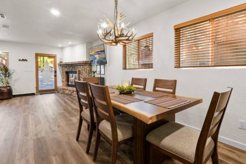 Moonridge Pines Cabin, Fireplace, 5 min to Summit in Big Bear Lake, USA
