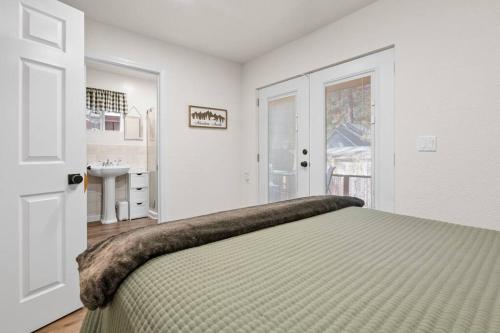 Moonridge Pines Cabin, Fireplace, 5 min to Summit in Big Bear Lake, USA
