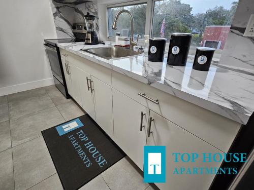 645 Airport Top House Apartments in Miami, USA