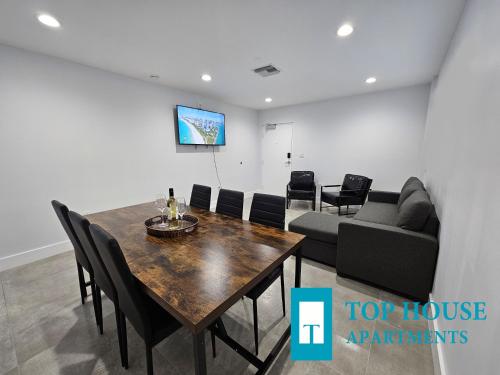 645 Airport Top House Apartments in Miami, USA