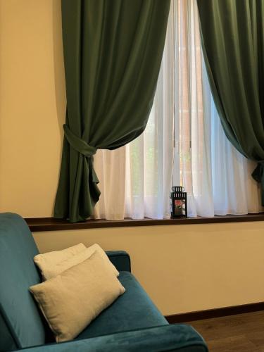 1 twin bed, 1 sofa bed