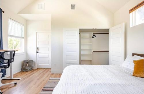 Designer NEW 10min dt Pet friendly 7min Park-Room A in Austin, USA