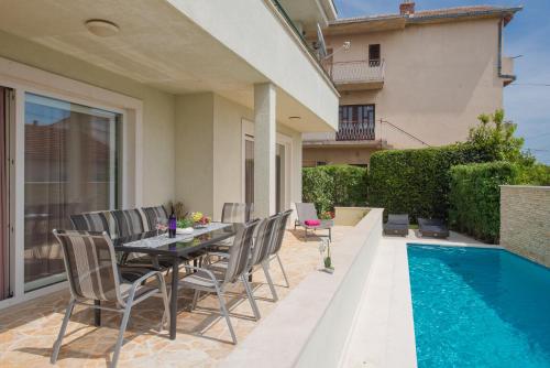 Villa Barbara-Kastela with heated pool