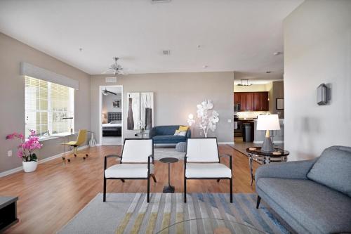 Stunning Vista Cay Lake View Penthouse Loft Near theme Parks and walk to the Convention center in Orlando, USA