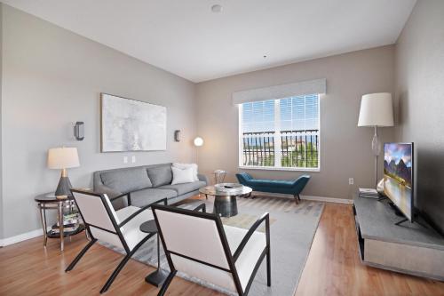 Stunning Vista Cay Lake View Penthouse Loft Near theme Parks and walk to the Convention center in Orlando, USA