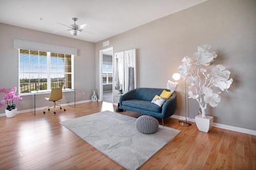 Stunning Vista Cay Lake View Penthouse Loft Near theme Parks and walk to the Convention center in Orlando, USA
