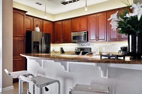 Stunning Vista Cay Lake View Penthouse Loft Near theme Parks and walk to the Convention center in Orlando, USA