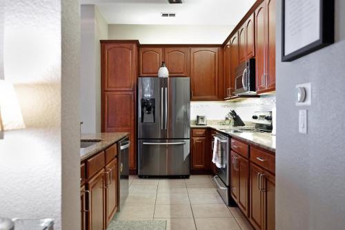 Stunning Vista Cay Lake View Penthouse Loft Near theme Parks and walk to the Convention center in Orlando, USA