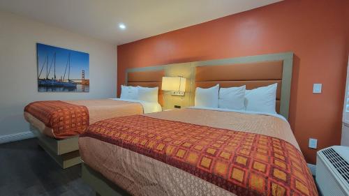 Standard Queen/Queen Room image 6