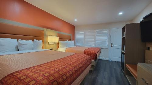 Standard Queen/Queen Room image 7