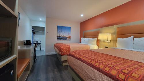 Standard Queen/Queen Room image 5