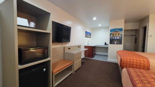Premium Queen/Queen Room image 8