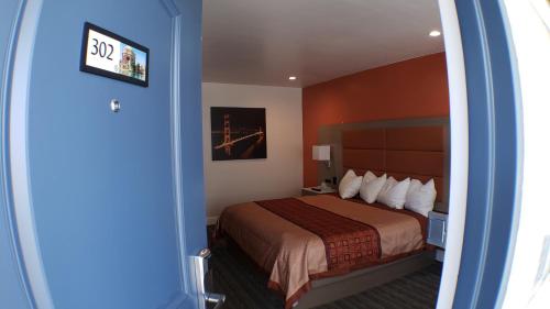 Standard King Room image 5