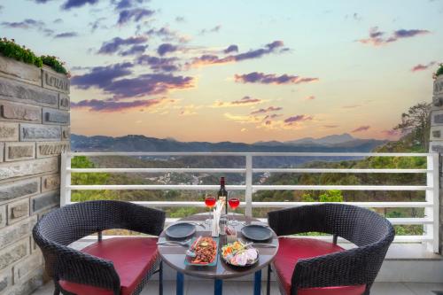 Hotel Wood Stock Luxury - A Boutique Property - Penthouse - Open Air Restaurant & Terrace