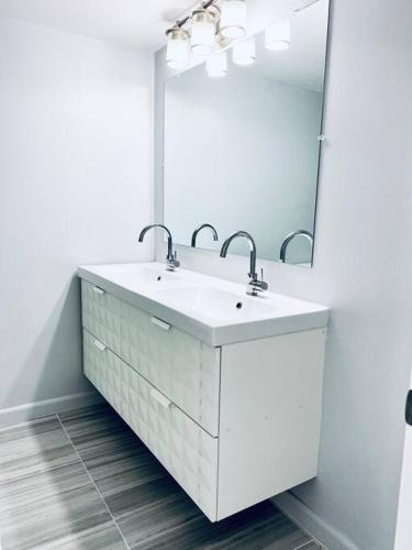 MODERN 2BR 2BA CONDO near AVENTURA! Wi-Fi! Parking - image 5