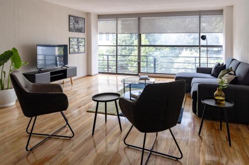 Three-Bedroom Deluxe Apartment image 1