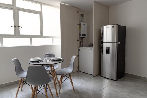 Three-Bedroom Deluxe Apartment image 3