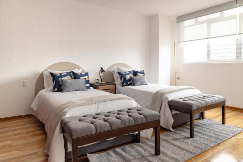 Three-Bedroom Deluxe Apartment image 7