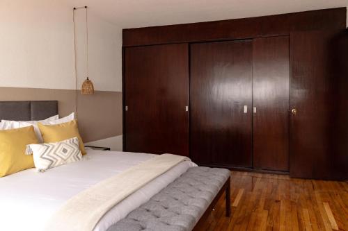 Three-Bedroom Deluxe Apartment image 8