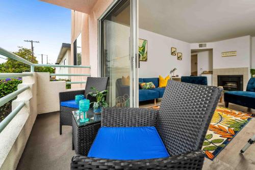 Spacious 2 Bedroom Retreat Near Beverly Hills with FREE Parking in Los Angeles, USA