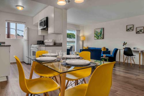 Spacious 2 Bedroom Retreat Near Beverly Hills with FREE Parking in Los Angeles, USA