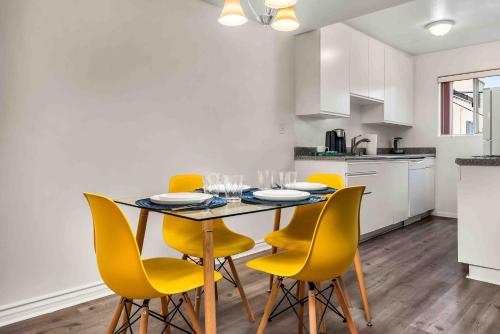 Spacious 2 Bedroom Retreat Near Beverly Hills with FREE Parking in Los Angeles, USA
