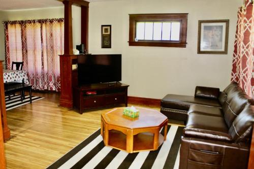 Pacific Lower Apartment Unit#1-*3 min to falls in Niagara Falls, USA