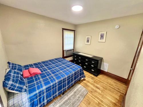 Pacific Lower Apartment Unit#1-*3 min to falls in Niagara Falls, USA