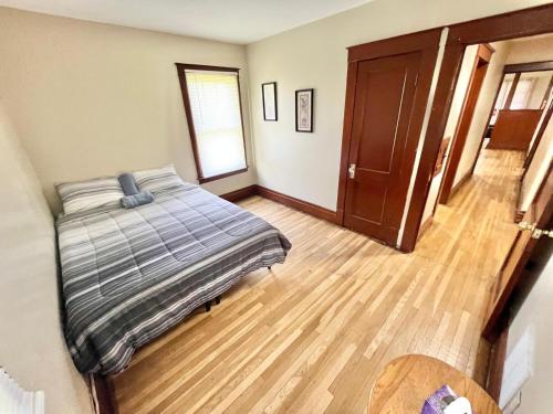 Pacific Upper Apartment Unit #2* 3 min to Falls in Niagara Falls, USA