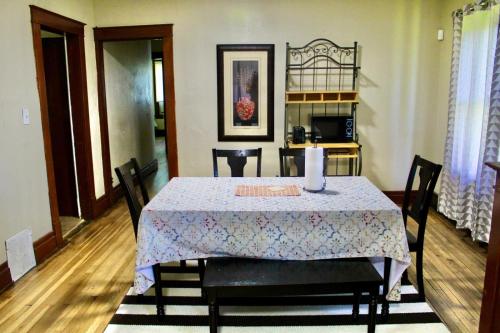 Pacific Upper Apartment Unit #2* 3 min to Falls in Niagara Falls, USA