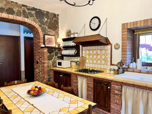 Konyha, Sicilian Poolside Escape for 6 in Francavilla di Sicilia