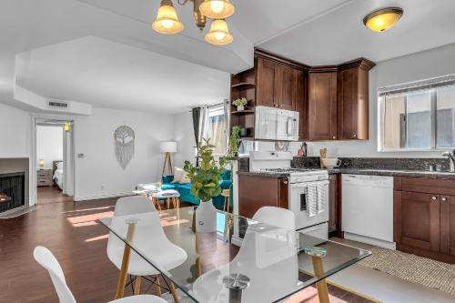 Cozy 2 Bedroom & 2 Bathrooms Apartment by Beverly Hills with FREE Parking in Los Angeles, USA
