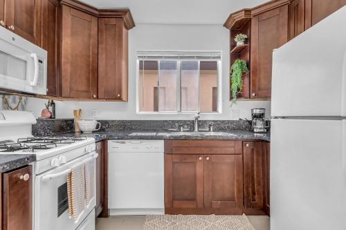 Cozy 2 Bedroom & 2 Bathrooms Apartment by Beverly Hills with FREE Parking in Los Angeles, USA