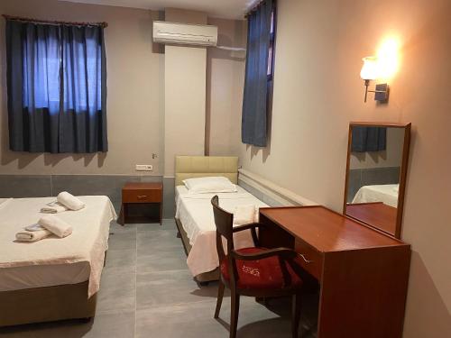 1 double bed, 2 twin beds