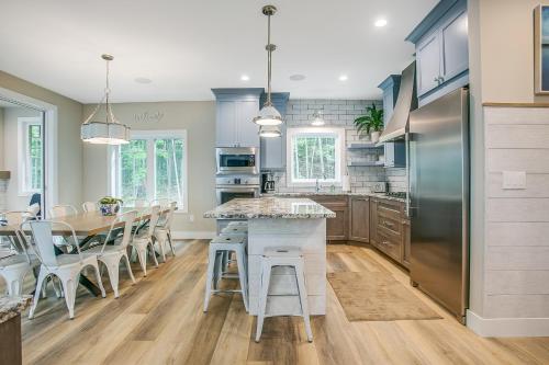 Lakemore Resort - New Luxury Lakefront Blue House in Kingsley, USA