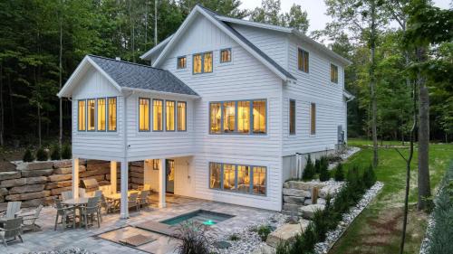 Lakemore Resort - New Luxury Lakefront Blue House in Kingsley, USA