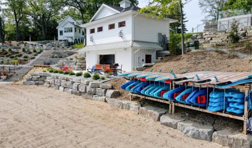 Lakemore Resort - New Luxury Lakefront Blue House in Kingsley, USA