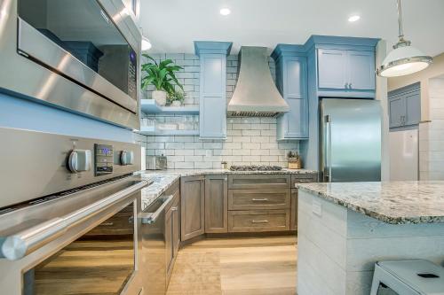 Lakemore Resort - New Luxury Lakefront Blue House in Kingsley, USA