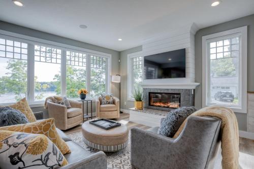 Lakemore Resort - New Luxury Lakefront Gray House in Kingsley, USA
