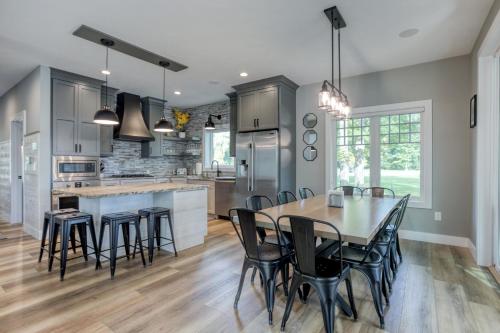 Lakemore Resort - New Luxury Lakefront Gray House in Kingsley, USA