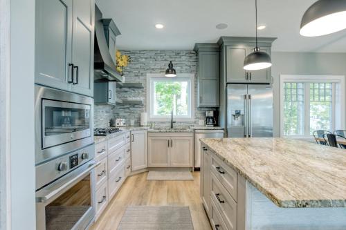Lakemore Resort - New Luxury Lakefront Gray House in Kingsley, USA