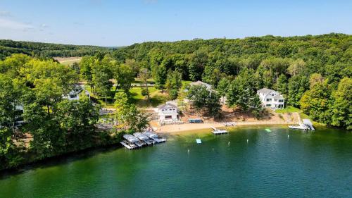 Lakemore Resort - New Luxury Lakefront Gray House in Kingsley, USA