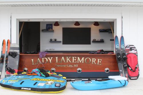 Lakemore Resort - New Luxury Lakefront Gray House in Kingsley, USA