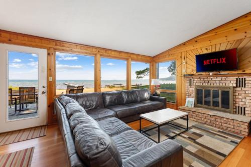 Million Dollar Views 5BDR Beachfront in East Bay ➠ 2175 in Traverse City, USA
