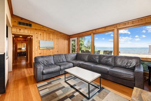 Million Dollar Views 5BDR Beachfront in East Bay ➠ 2175 in Traverse City, USA