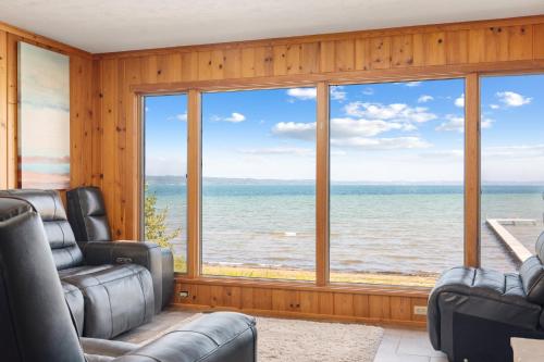 Million Dollar Views 5BDR Beachfront in East Bay ➠ 2175 in Traverse City, USA
