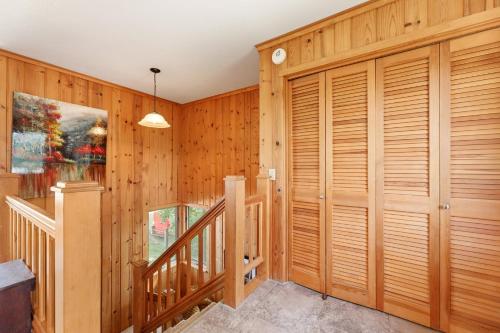 Million Dollar Views 5BDR Beachfront in East Bay ➠ 2175 in Traverse City, USA